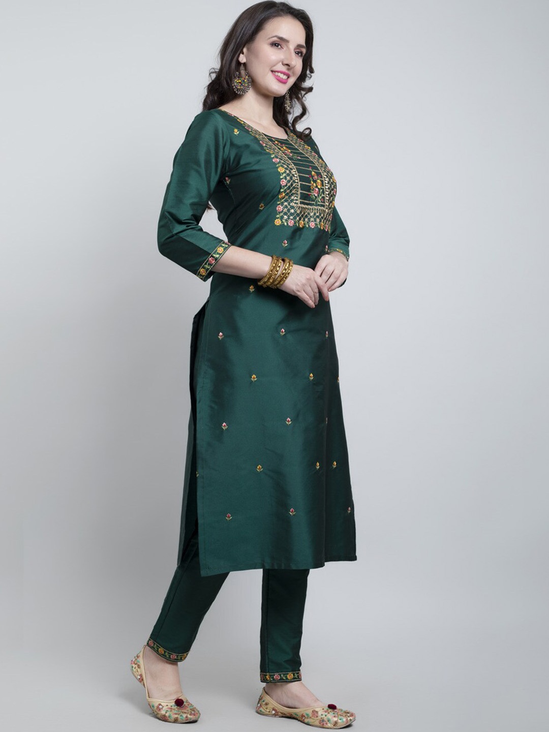 

GAJARAI Ethnic Motifs Embroidered Kurta With Trousers, Green