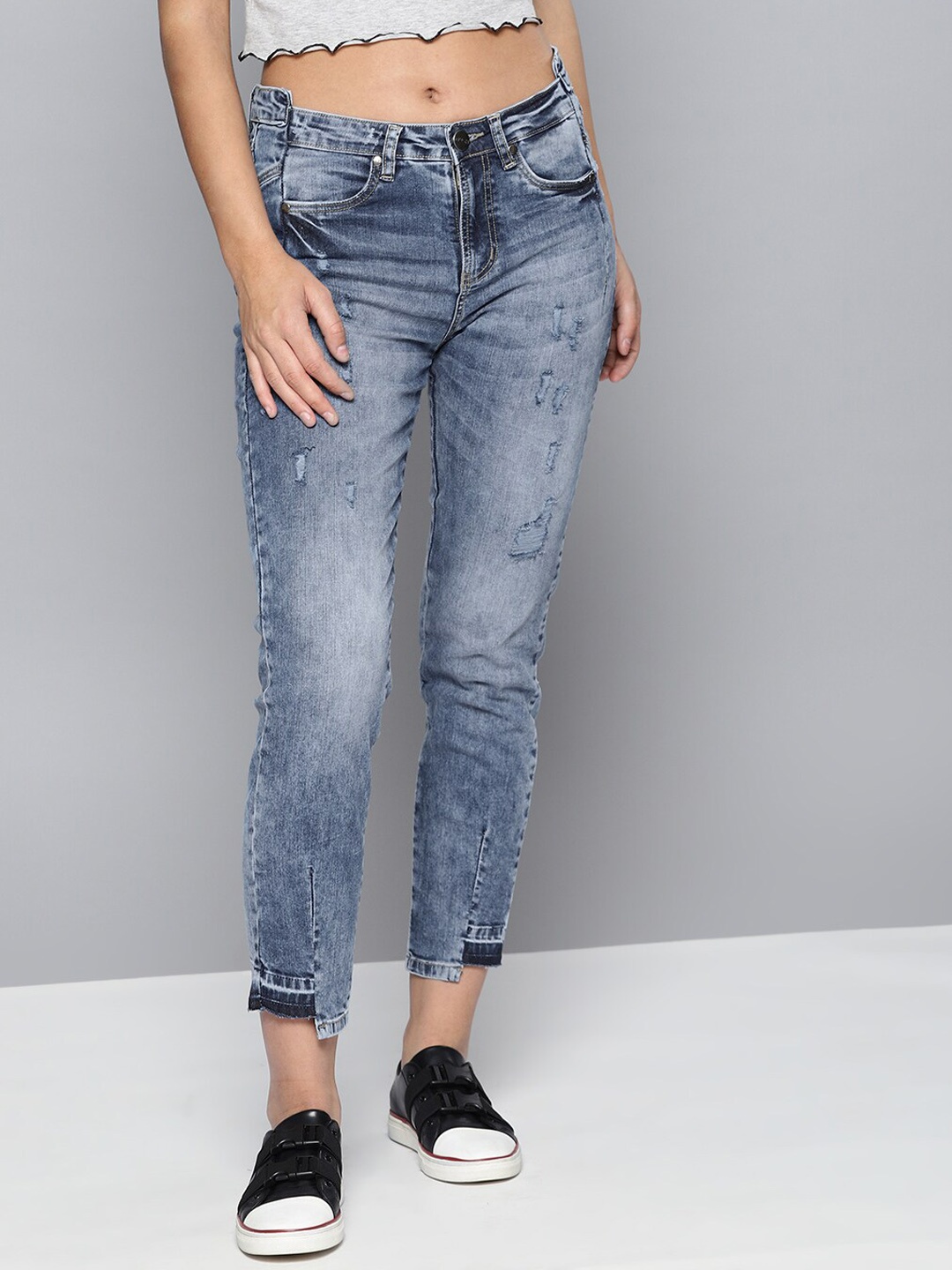 

Mast & Harbour Women Blue Mildly Distressed Heavy Fade Stretchable Cropped Jeans