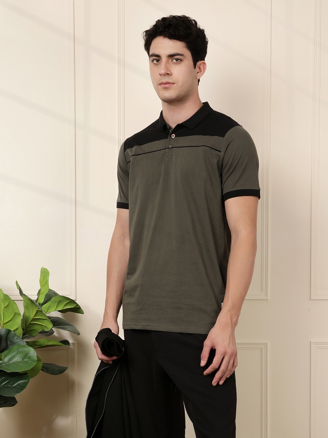 

WROGN Men Olive Green Solid Slim Fit Solid Polo Pure Cotton T-shirt