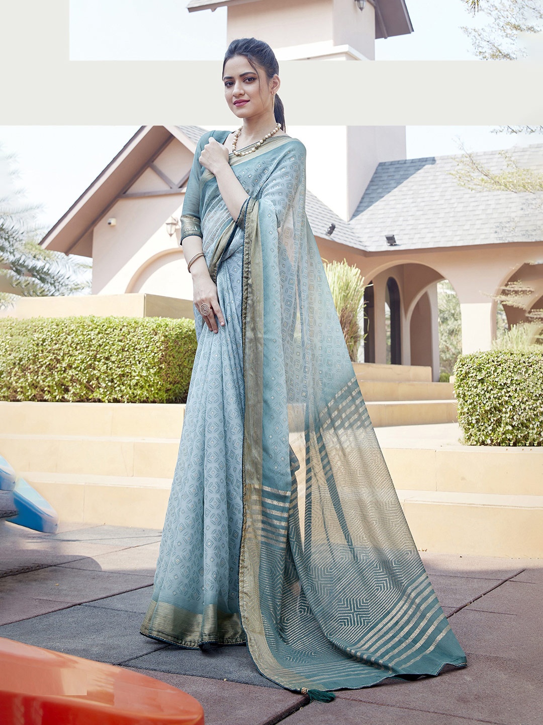 

Triveni Blue & Beige Pure Georgette Saree
