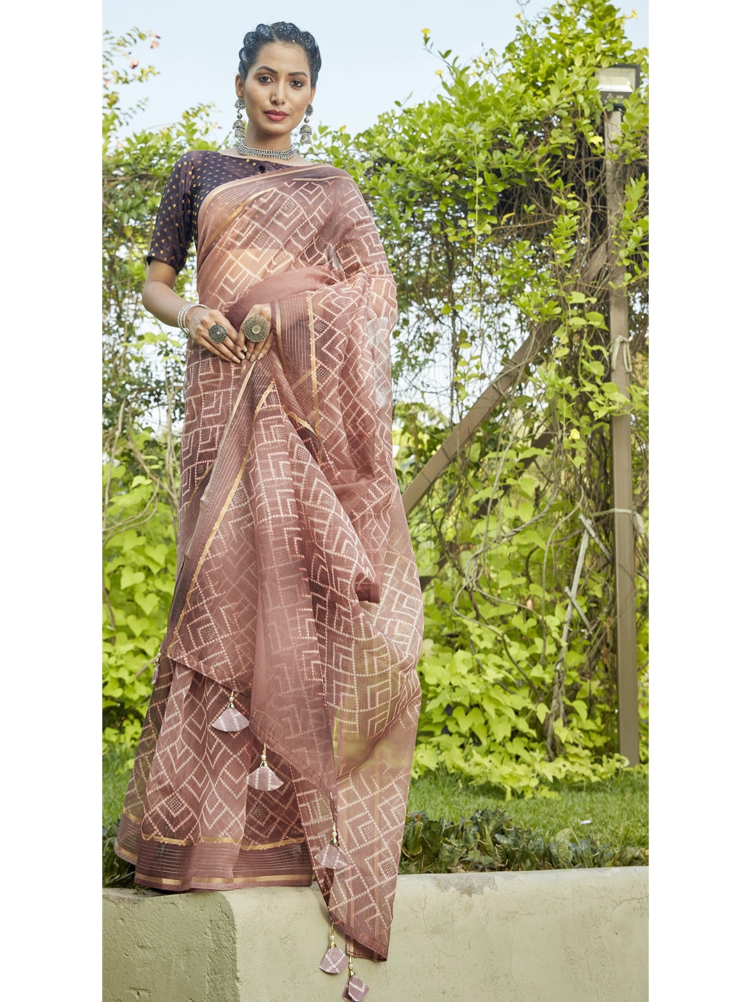 

Triveni Peach-Coloured & Cream-Coloured Zari Organza Saree