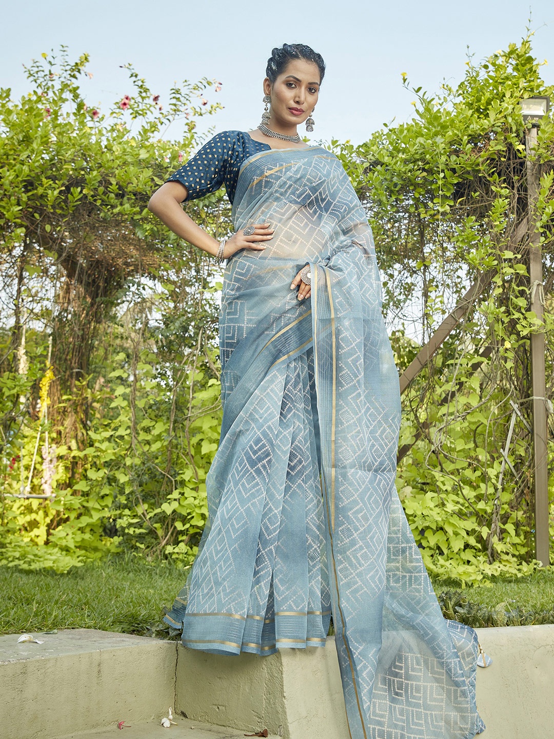 

Triveni Blue & Gold-Toned Zari Organza Saree