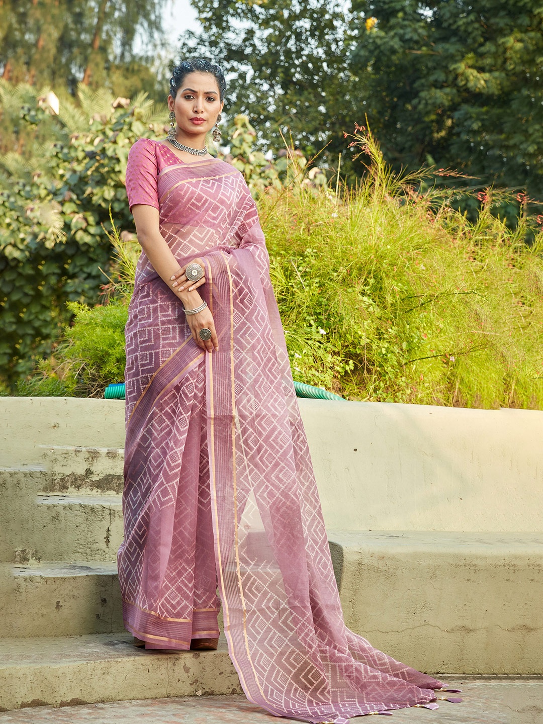 

Triveni Geometric Printed Zari Organza Saree, Pink