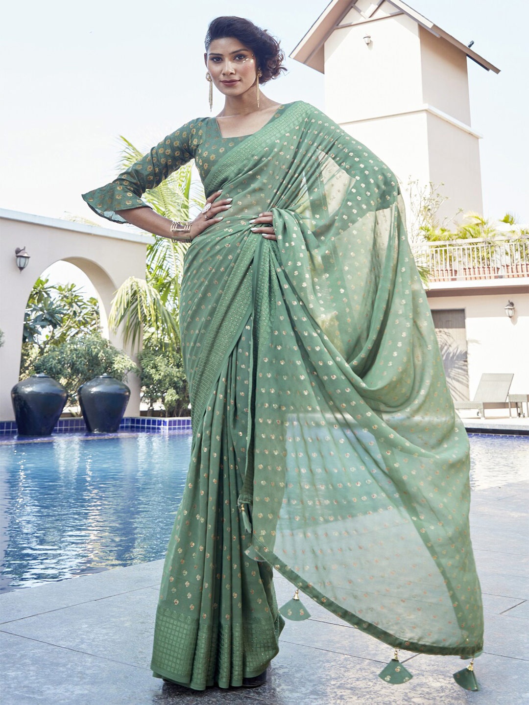 

Triveni Green & Gold-Toned Paisley Printed Pure Georgette Saree