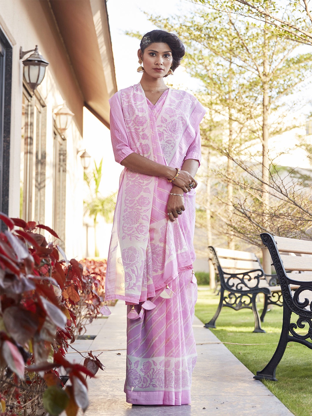

Triveni Pink & White Floral Pure Georgette Saree