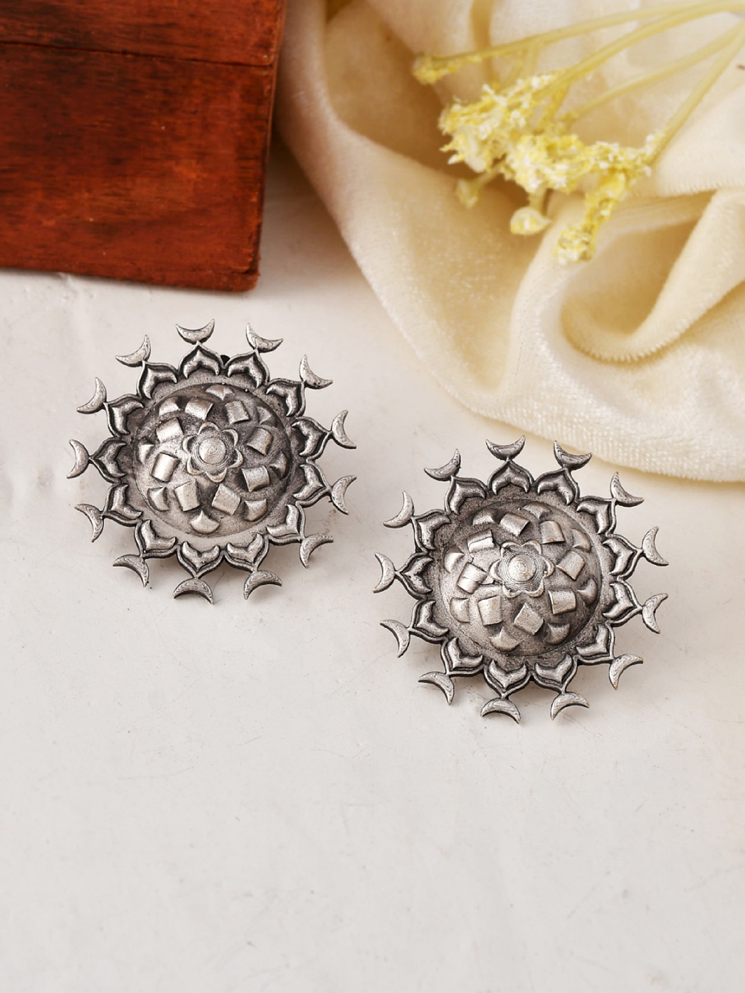 

Ishhaara Circular Studs Earrings, Silver