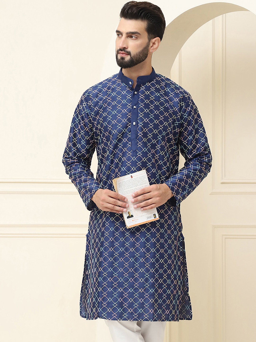 

SOJANYA Men Geometric Embroidered Mandarin Collar Kurta, Navy blue