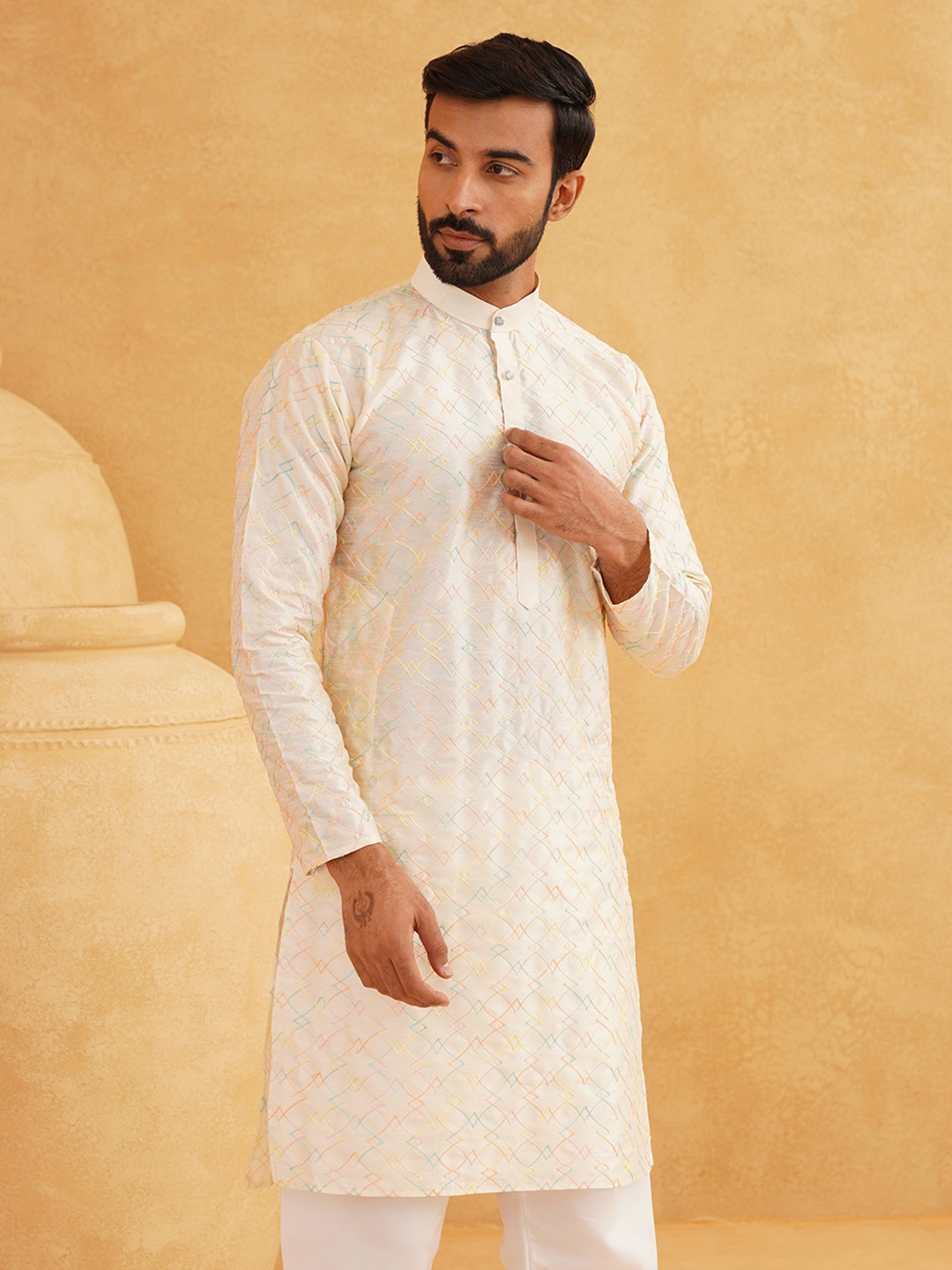 

SOJANYA Men Geometric Embroidered Mandarin Collar Kurta, Cream