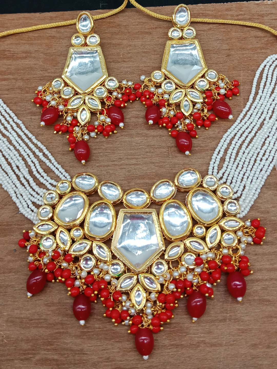 

AASHISH IMITATION Gold-Plated Kundan Studded & Beaded Jewellery Set