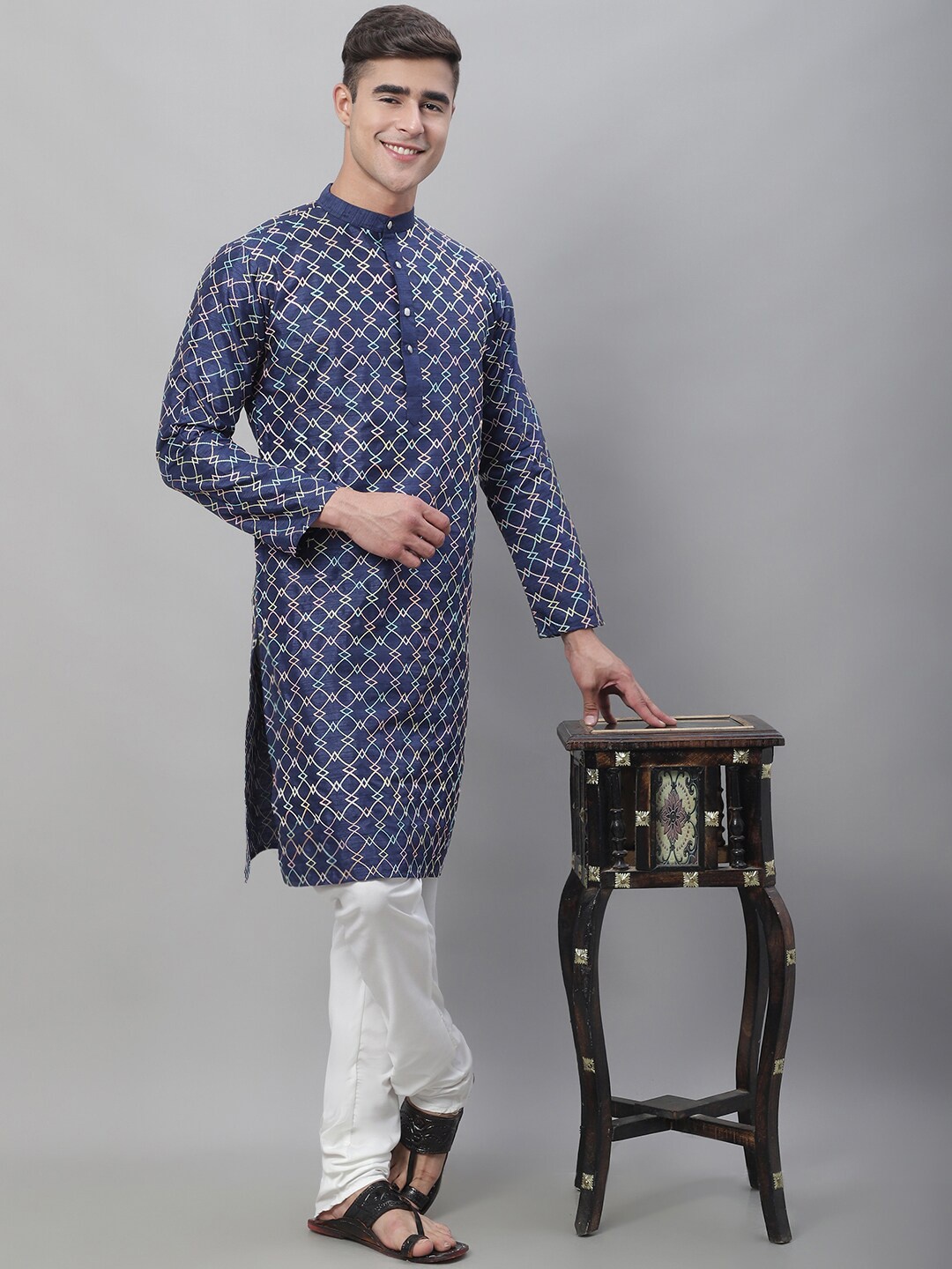 

SOJANYA Geometric Embroidered Straight Kurta With Churidar, Navy blue