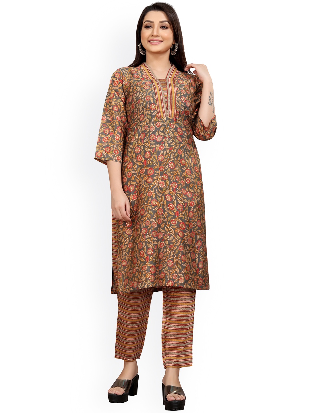 

Rhey Floral Printed Straight Kurta With Trousers, Grey