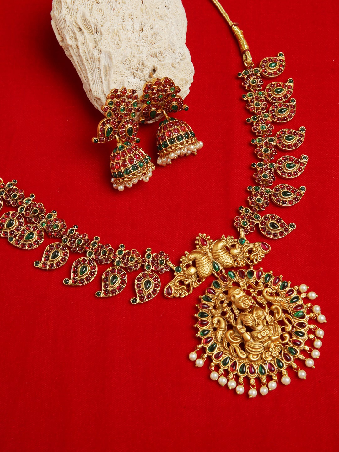 

justpeachy Gold-Plated Stone Studded & Beaded Jewellery Set