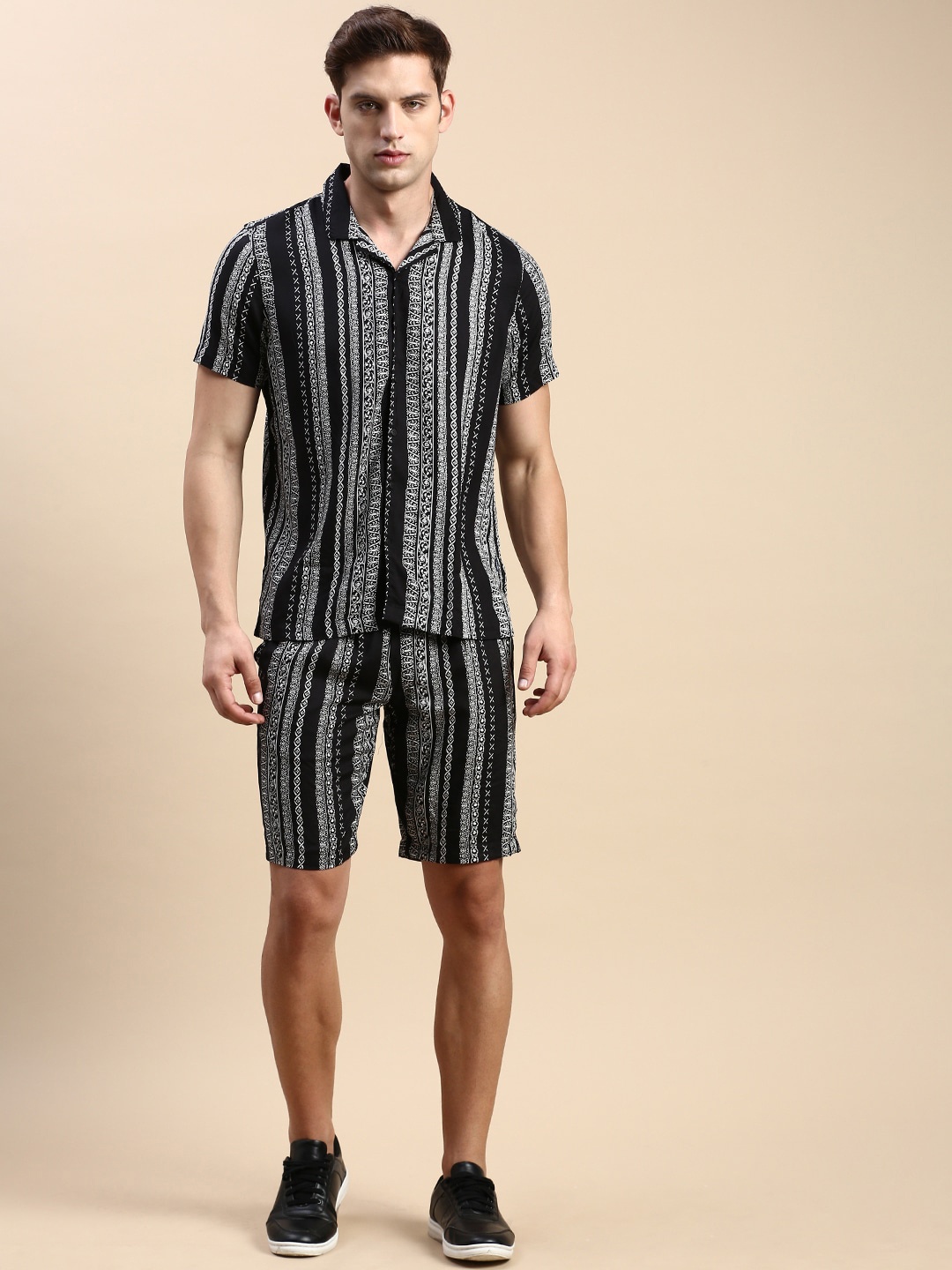 

SHOWOFF Printed Slim Fit Shirt With Shorts, Black