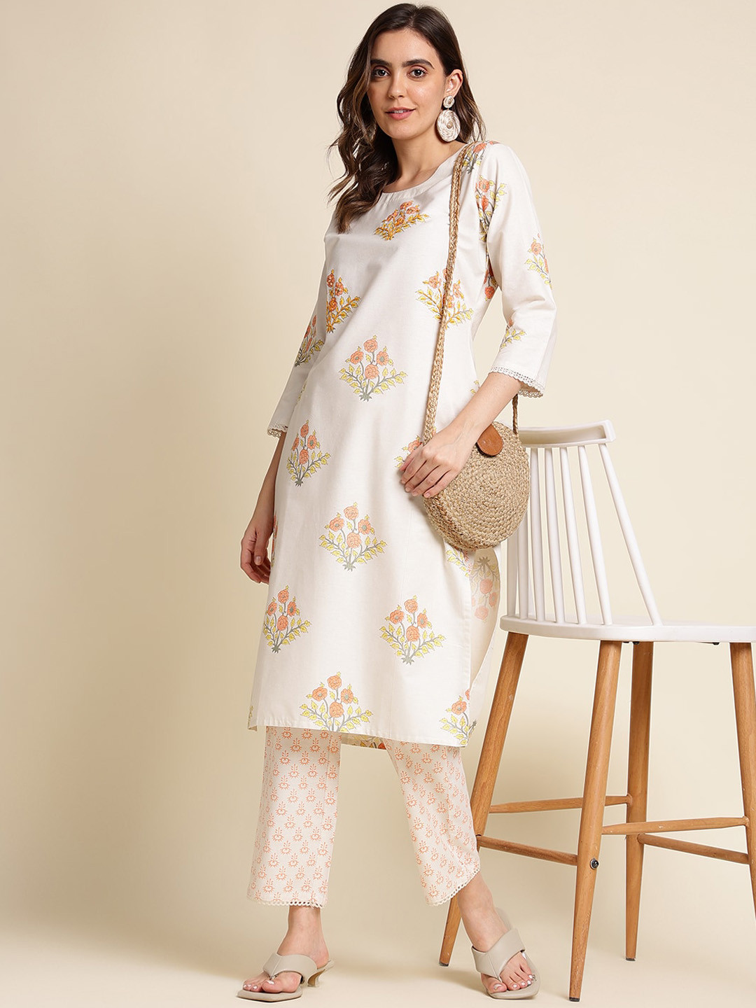

Ishin White Ethnic Motifs Printed Regular Sequinned Kurta with Trousers