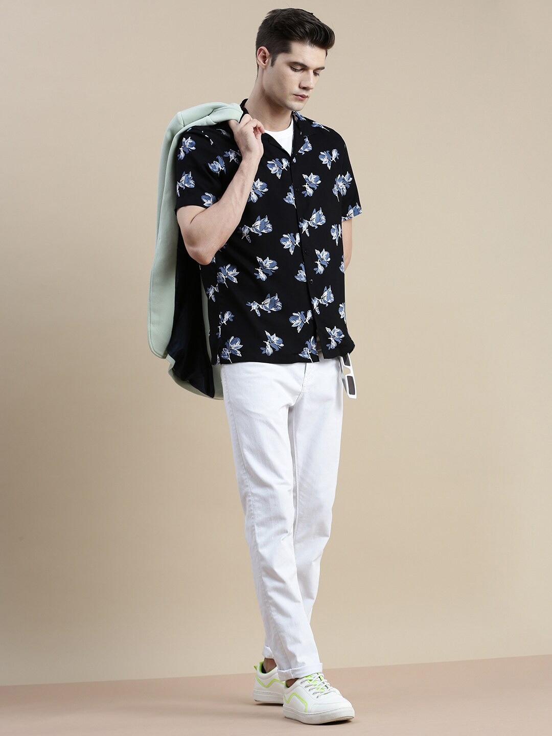 

INVICTUS Spread Collar Comfort Slim Fit Floral Printed Casual Shirt, Black