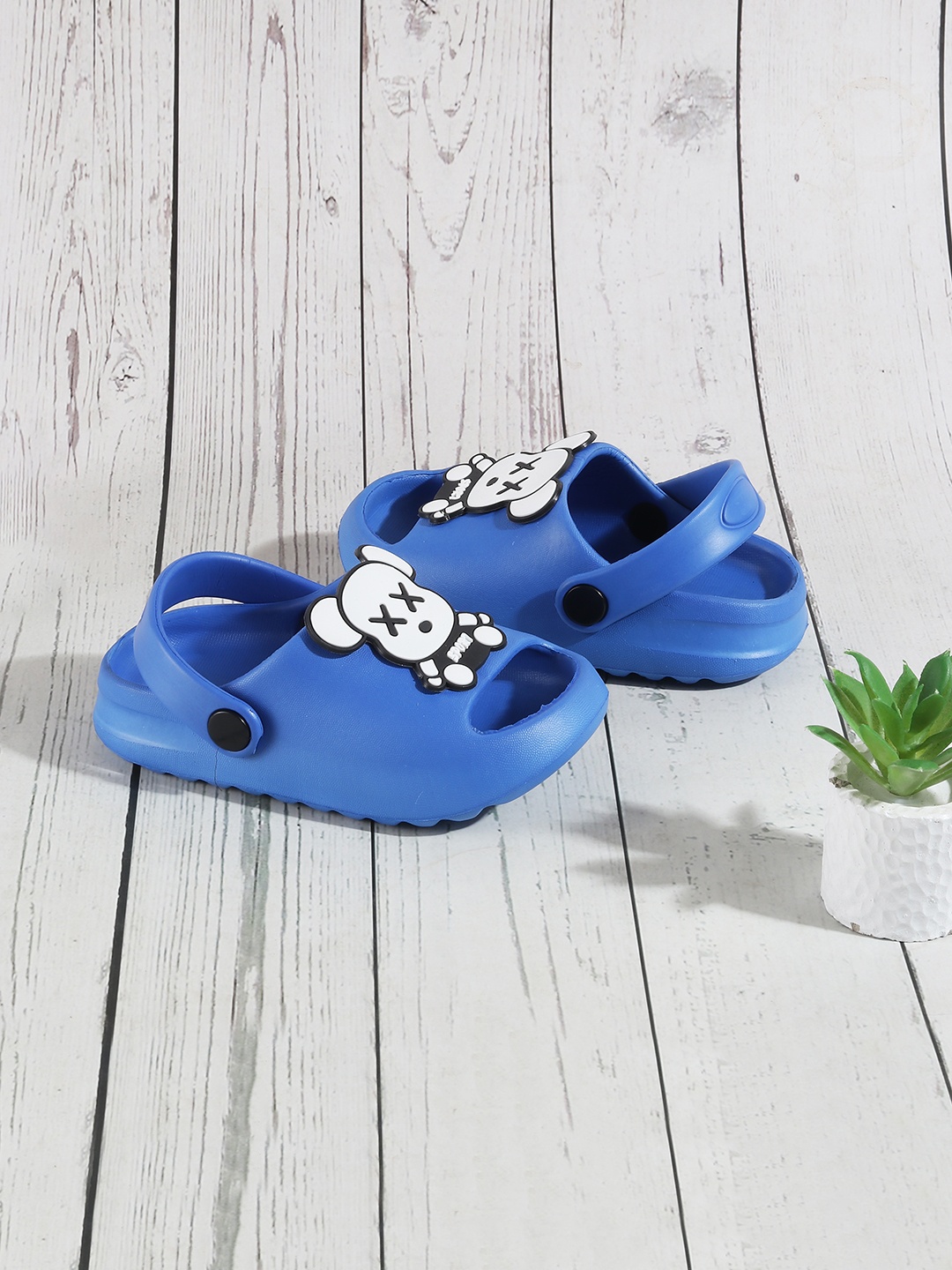 

Jazzy Juniors Kids Applique Embellished Clogs, Blue