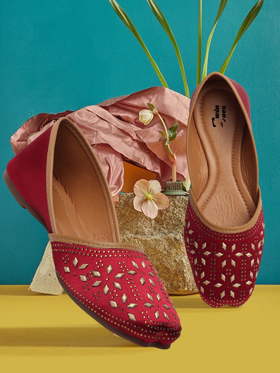 

TWIN TOES Women Embellished Mojaris, Red
