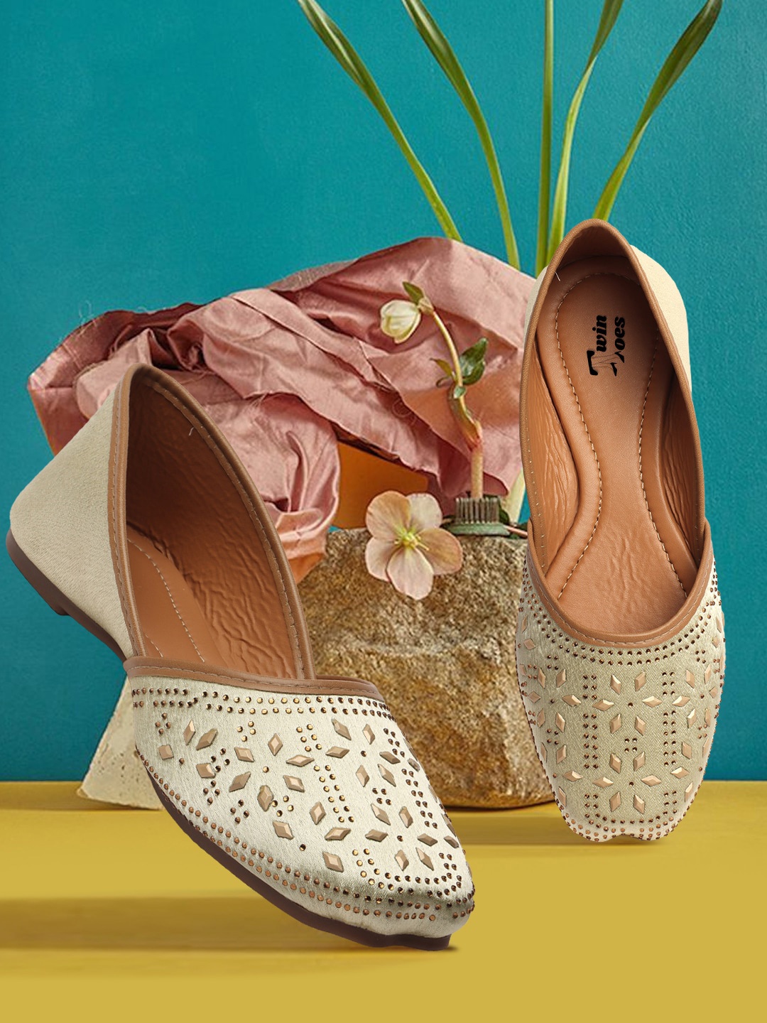 

TWIN TOES Women Ethnic Embellished Mojaris, Cream