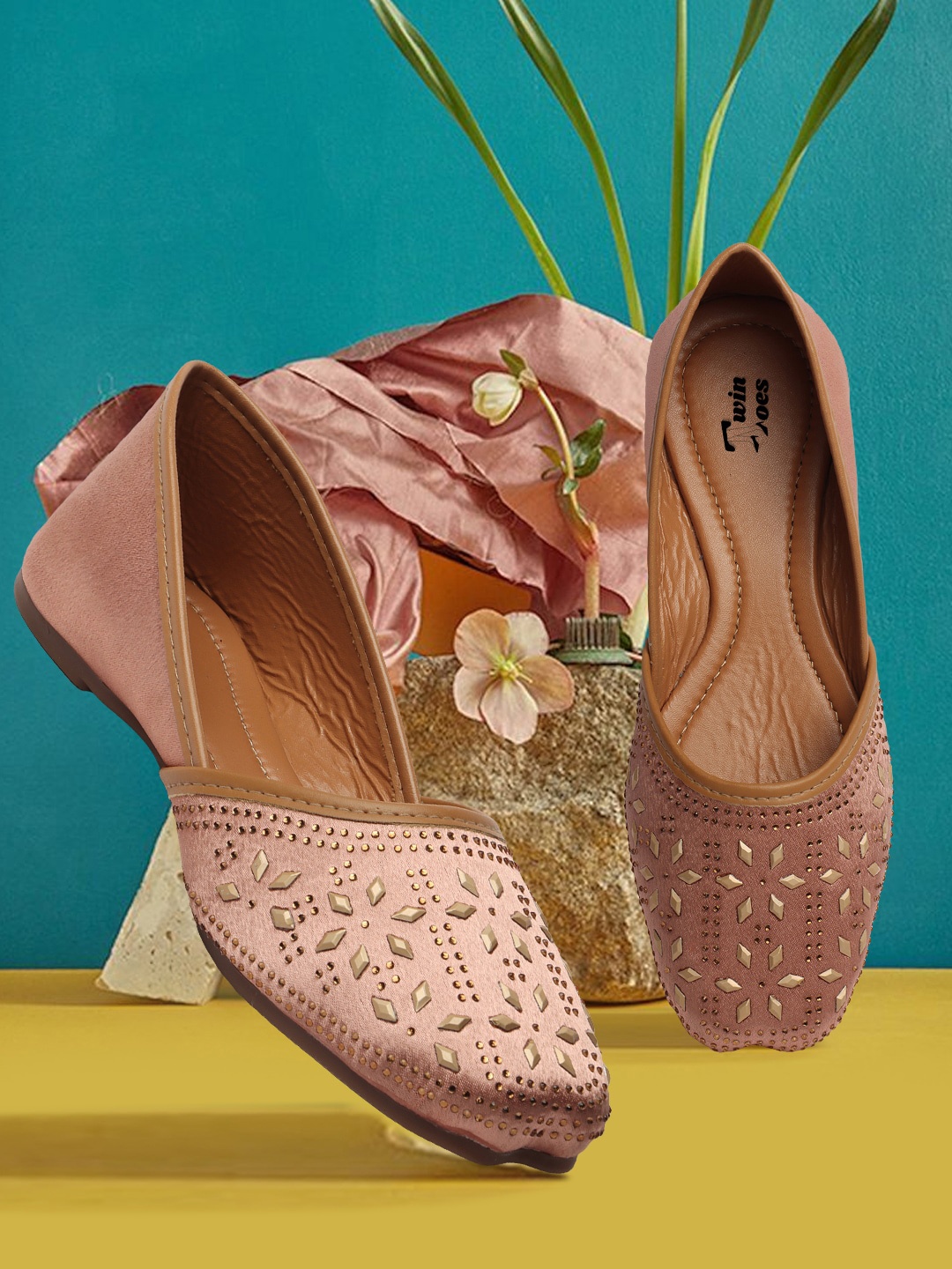 

TWIN TOES Women Western - Embellished Mojaris, Peach