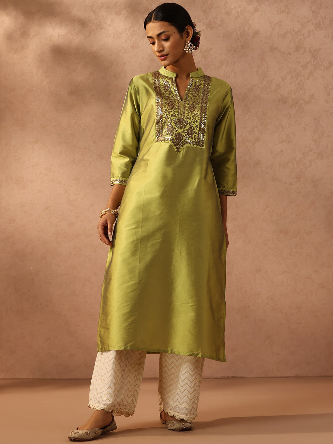

Libas Green & Gold-Toned Mandarin Collar Ethnic Motifs Embroidered Sequined Kurta
