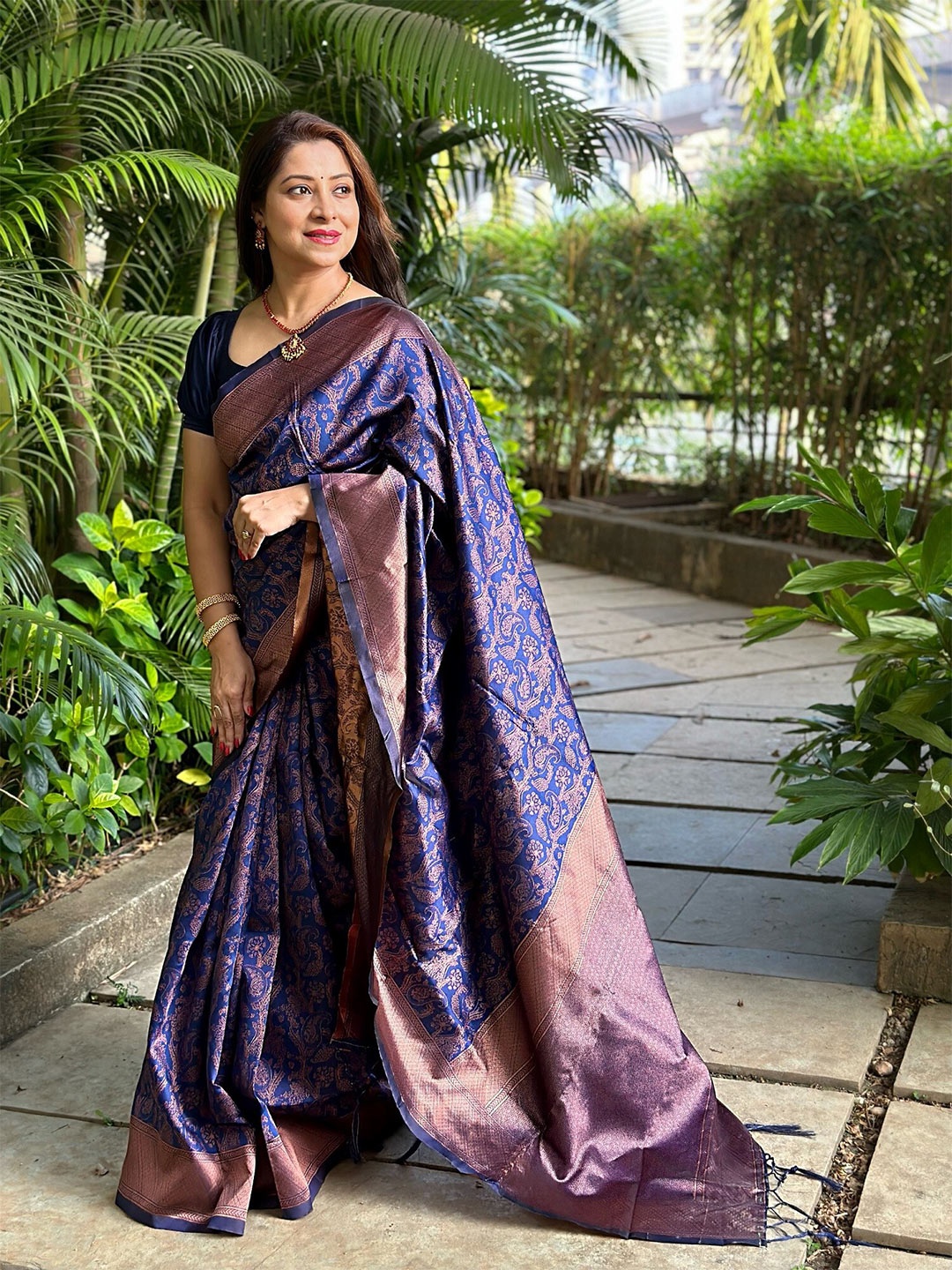 

AVANTIKA FASHION Ethnic Motifs Zari Pure Silk Kanjeevaram Saree, Blue