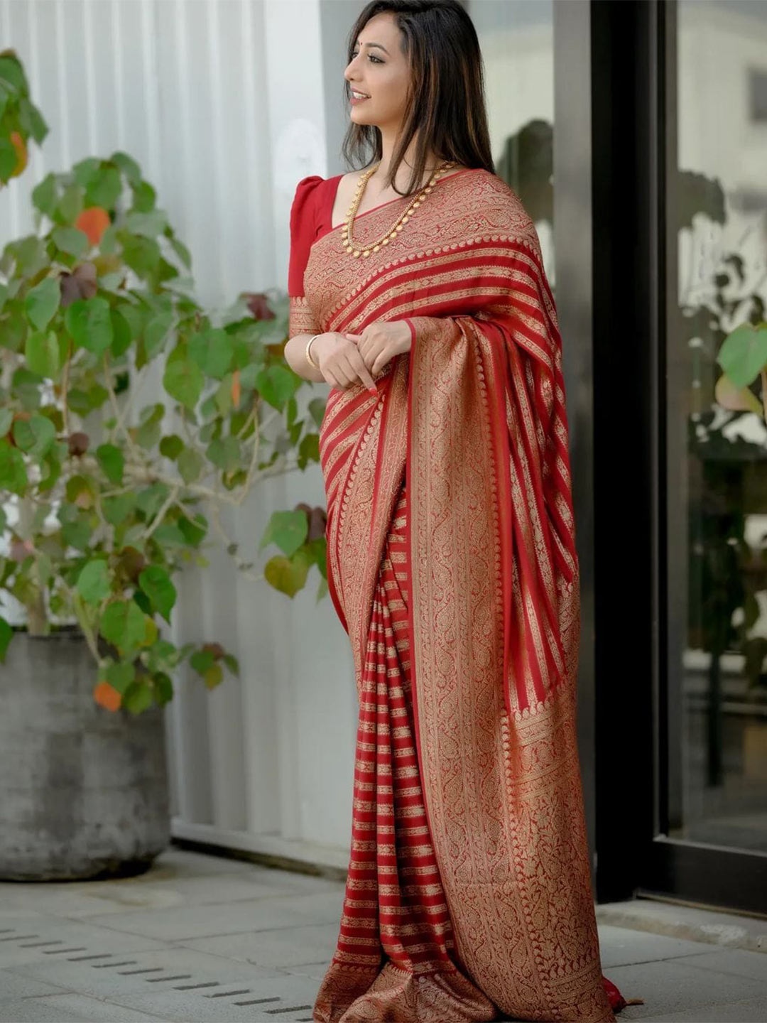

AVANTIKA FASHION Woven Design Zari Pure Silk Saree, Red