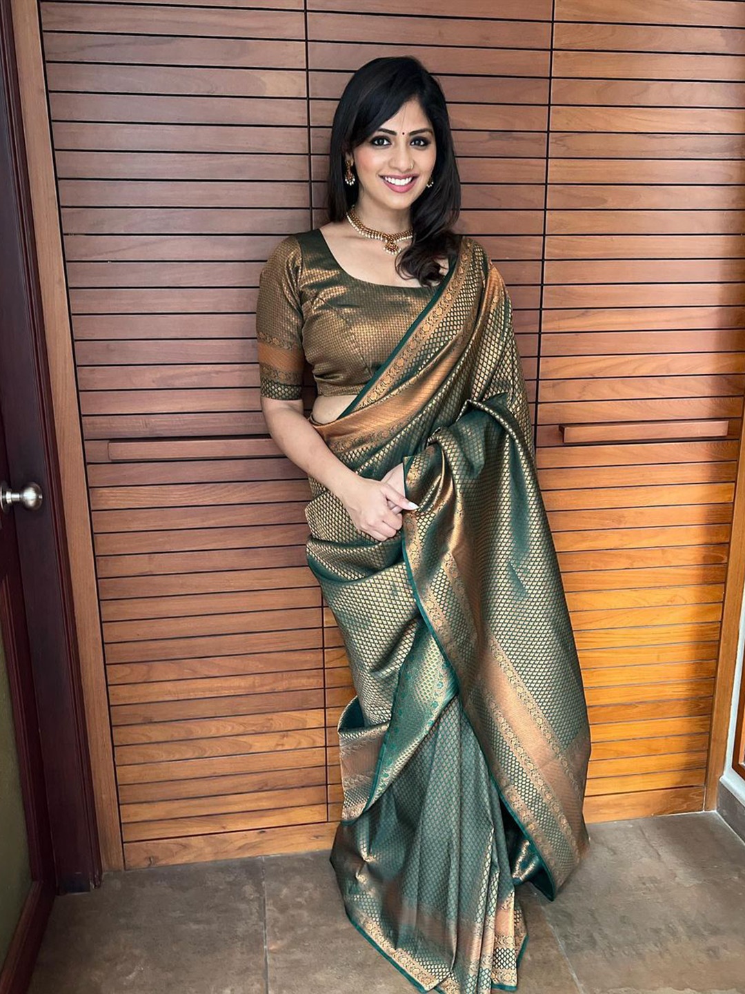 

AVANTIKA FASHION Woven Design Zari Pure Silk Kanjeevaram Saree, Green