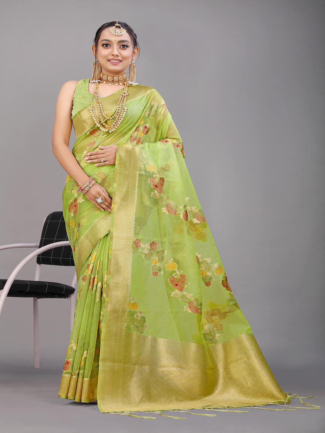 

Mitera Green & Gold-Toned Floral Woven Design Zari Saree