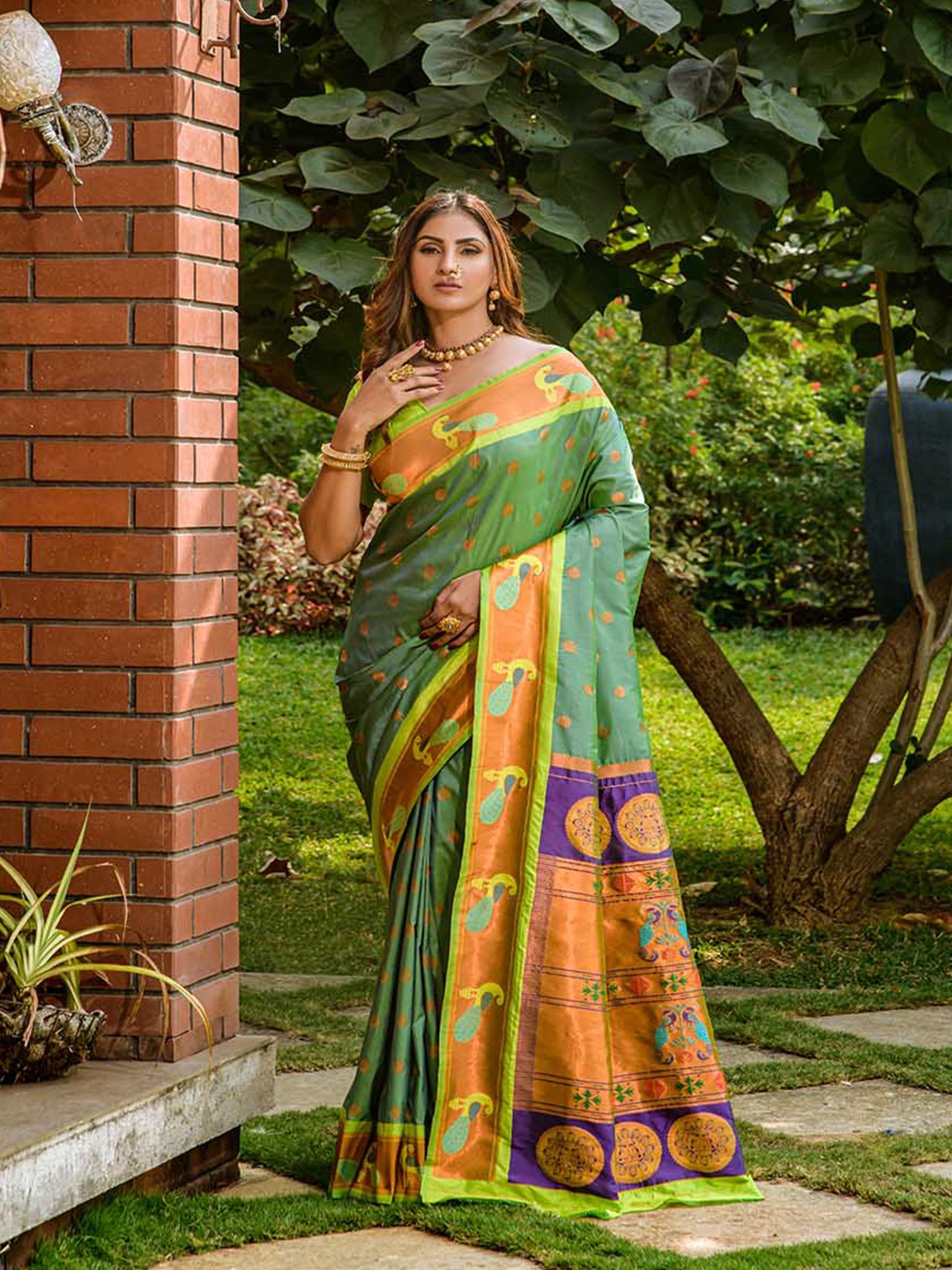 

Mitera Green & Gold-Toned Woven Design Zari Art Silk Saree