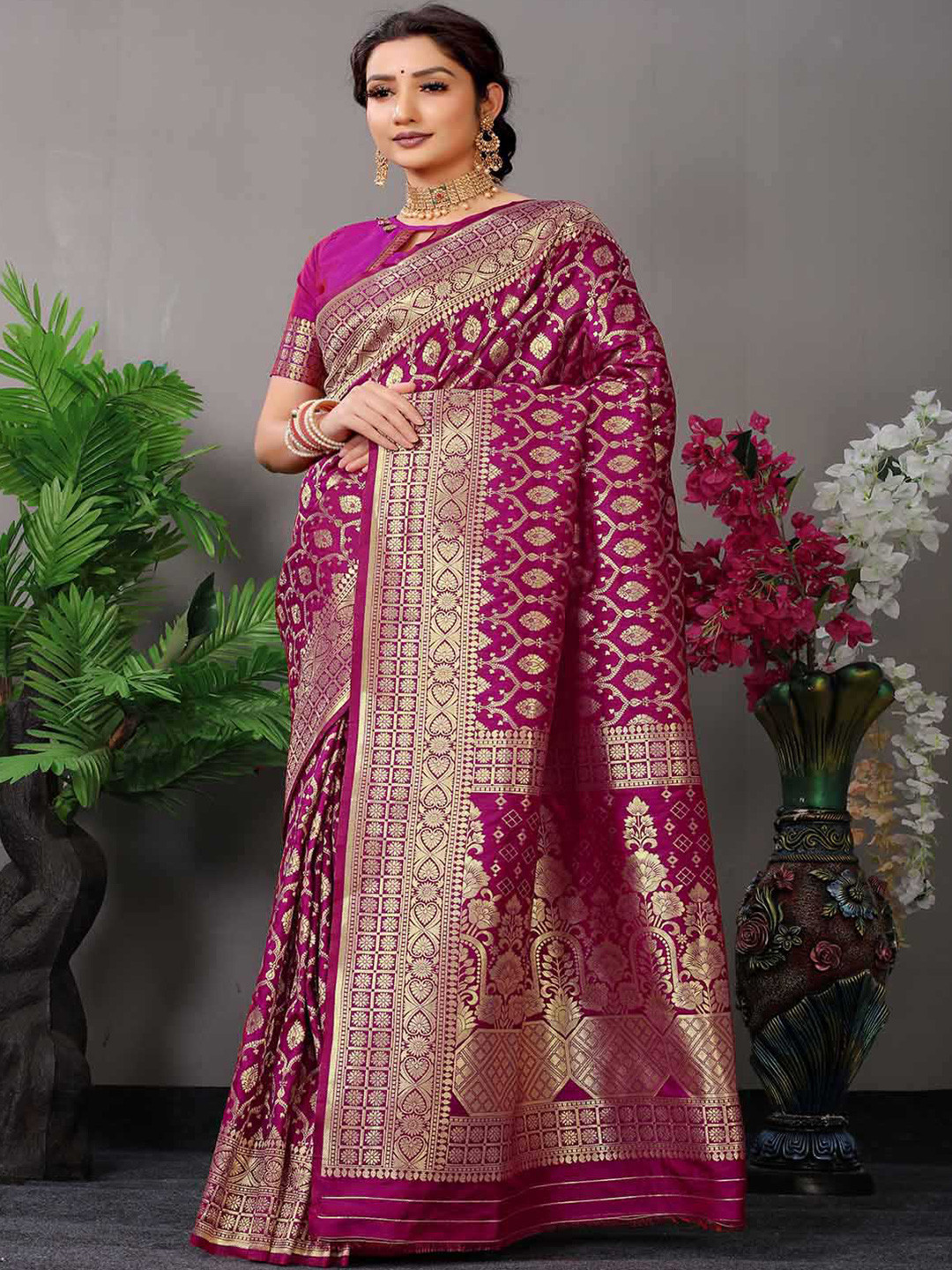 

Mitera Magenta & Gold-Toned Ethnic Motif Woven Design Zari Saree