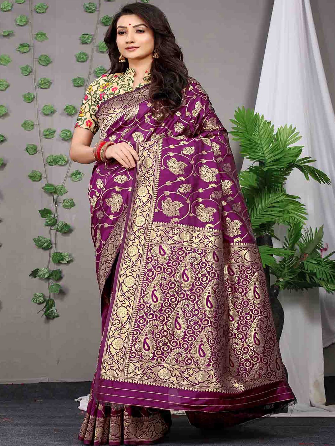 

Mitera Magenta & Gold-Toned Ethnic Motif Woven Design Saree