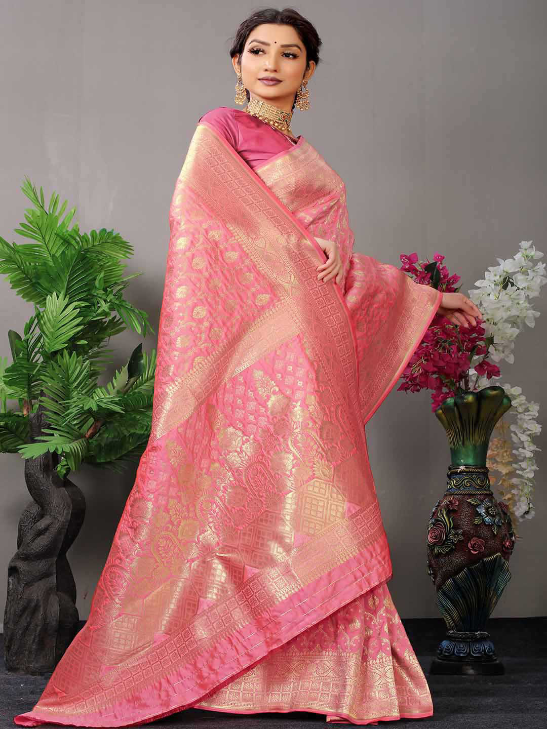 

Mitera Pink & Gold-Toned Ethnic Motif Woven Design Zari Saree