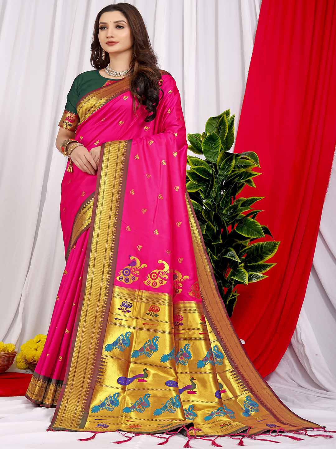 

Mitera Pink & Gold-Toned Ethnic Woven Design Zari Saree