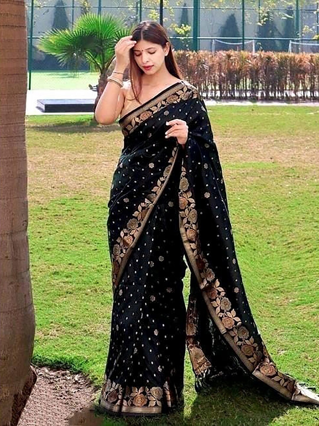 

KALINI Woven Design Zari Banarasi Saree, Black