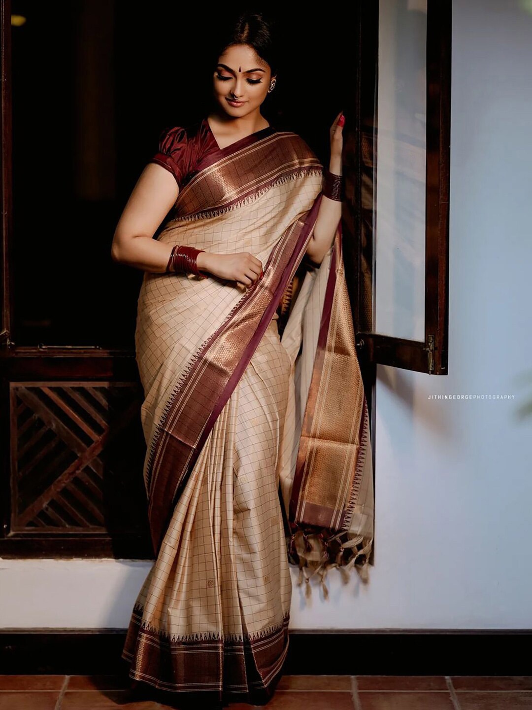 

KALINI Checked Zari Banarasi Saree, Cream