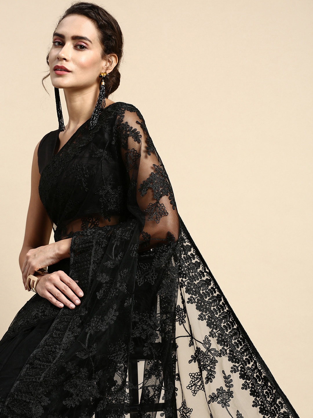 

VAIRAGEE Floral Embroidered Net Saree, Black