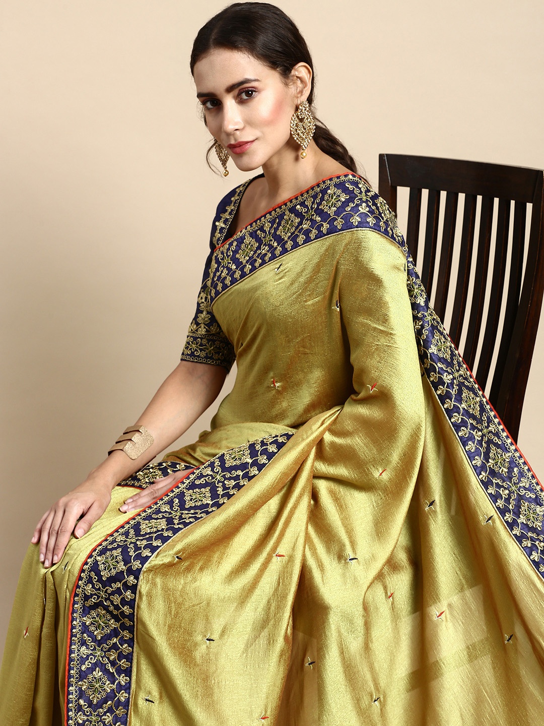 

VAIRAGEE Floral Embroidered Saree, Olive