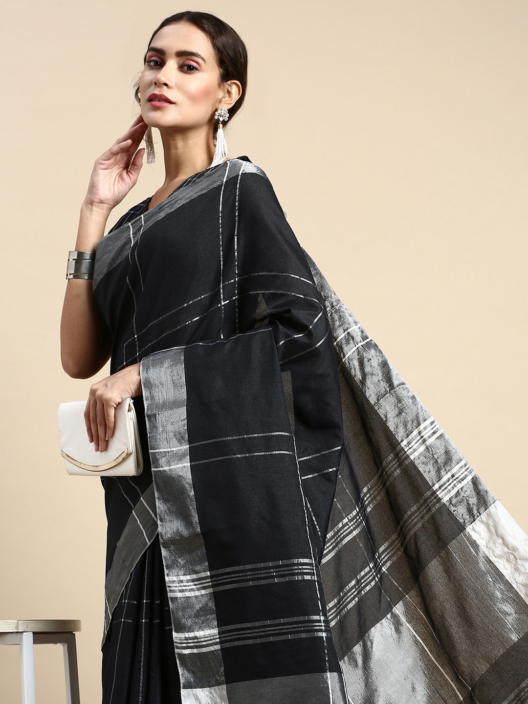 

VAIRAGEE Checked Zari Saree, Black