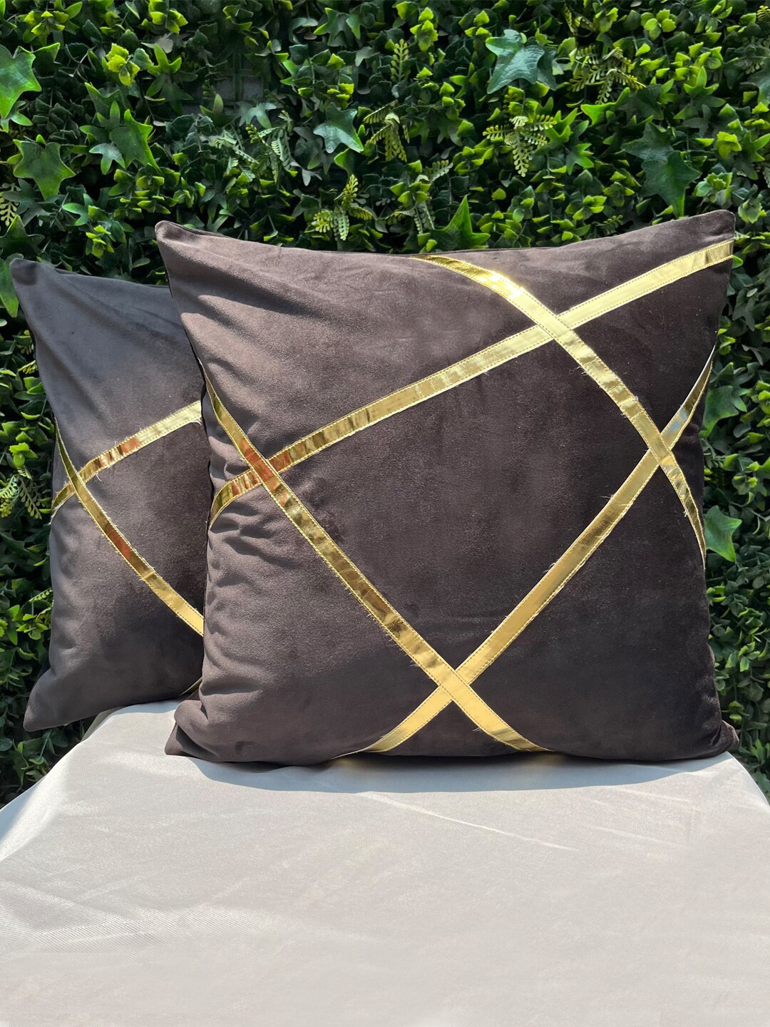 

Seevo Set of 2 Black & Gold-Tonned Velvet Cushion Cover