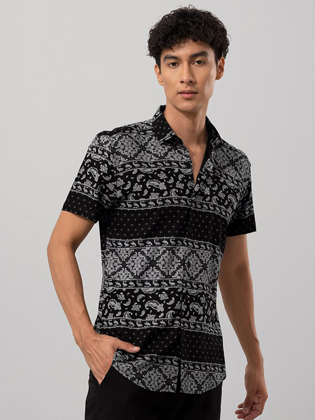 

Snitch Black Classic Slim Fit Paisley Printed Casual Shirt