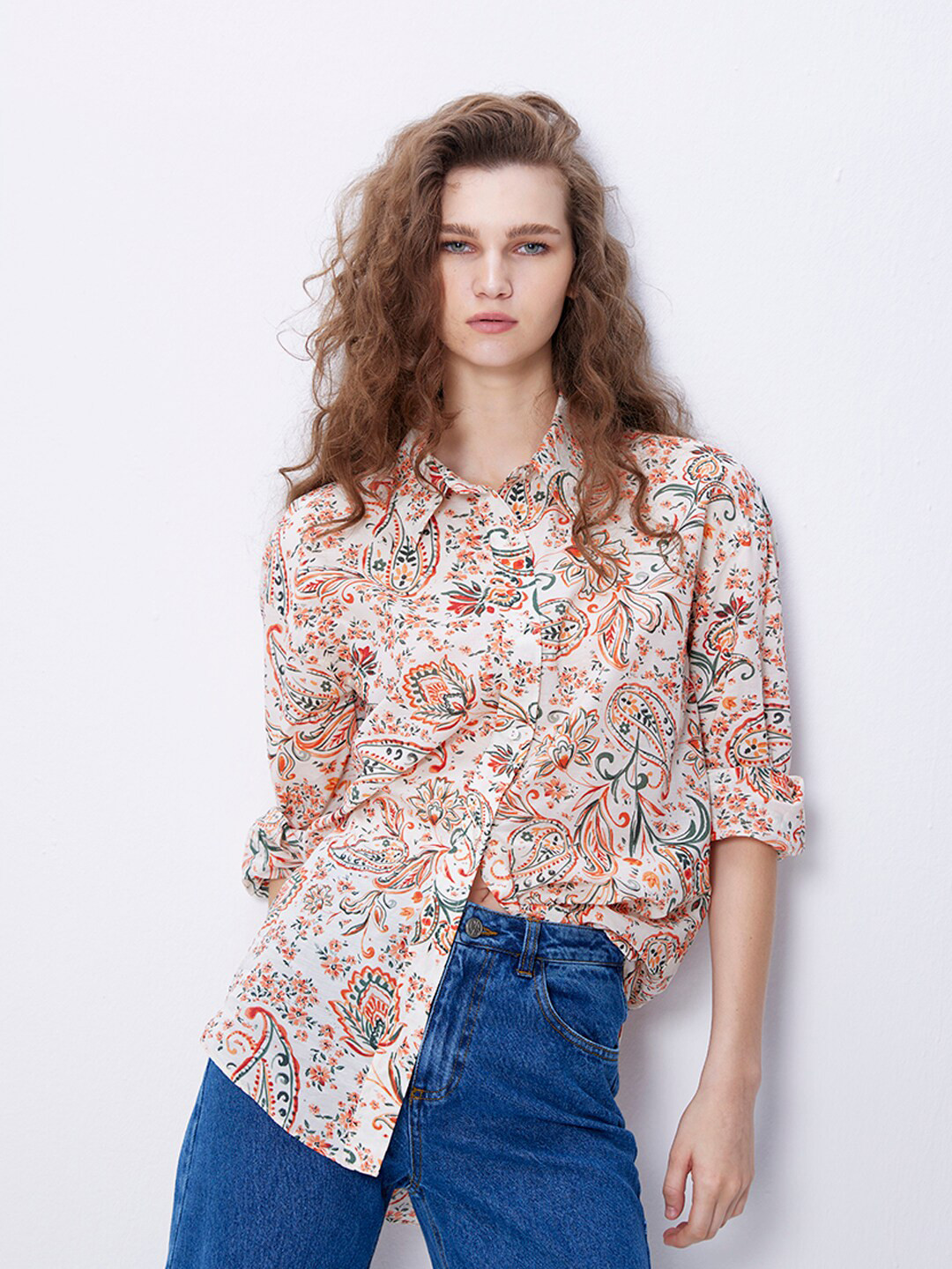 

COVER STORY White & Red Paisley Printed Cotton Casual Shirt