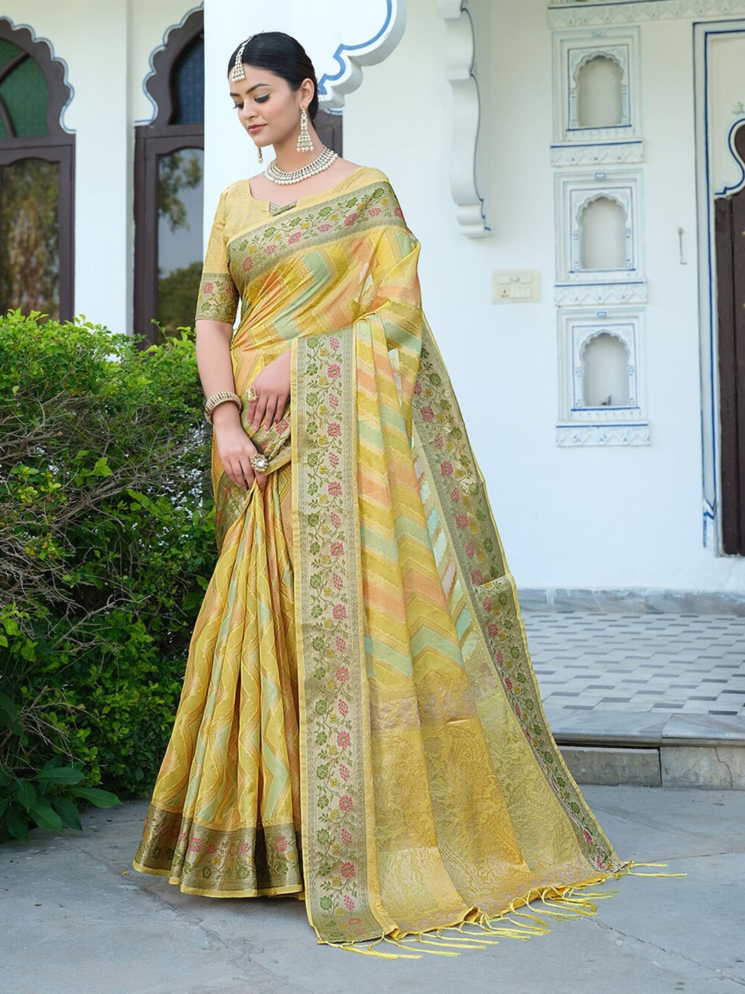 

Pisara Woven Design Zari Organza Saree, Yellow