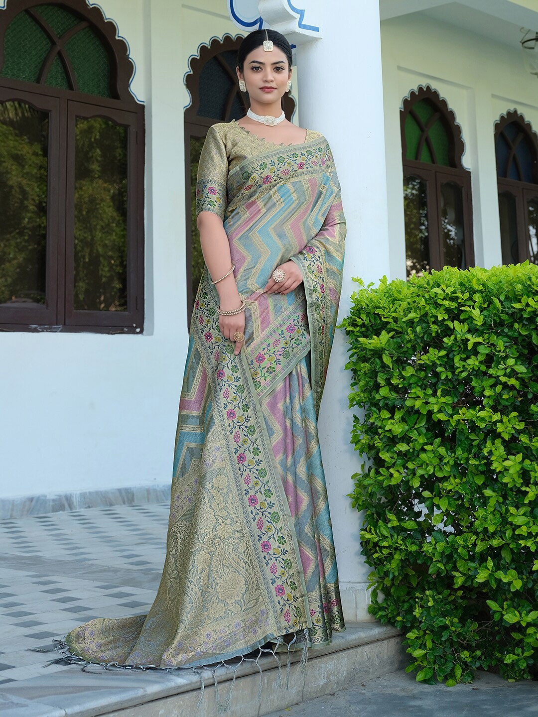 

Pisara Woven Design Zari Organza Saree, Grey