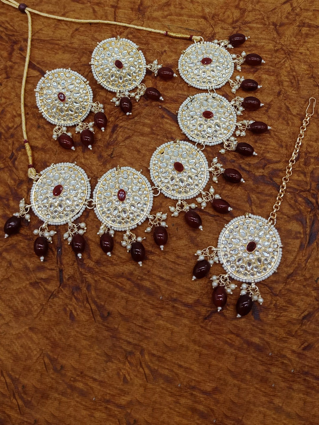 

AASHISH IMITATION Gold-Plated Kundan Oval Choker Set With Maang Tikka