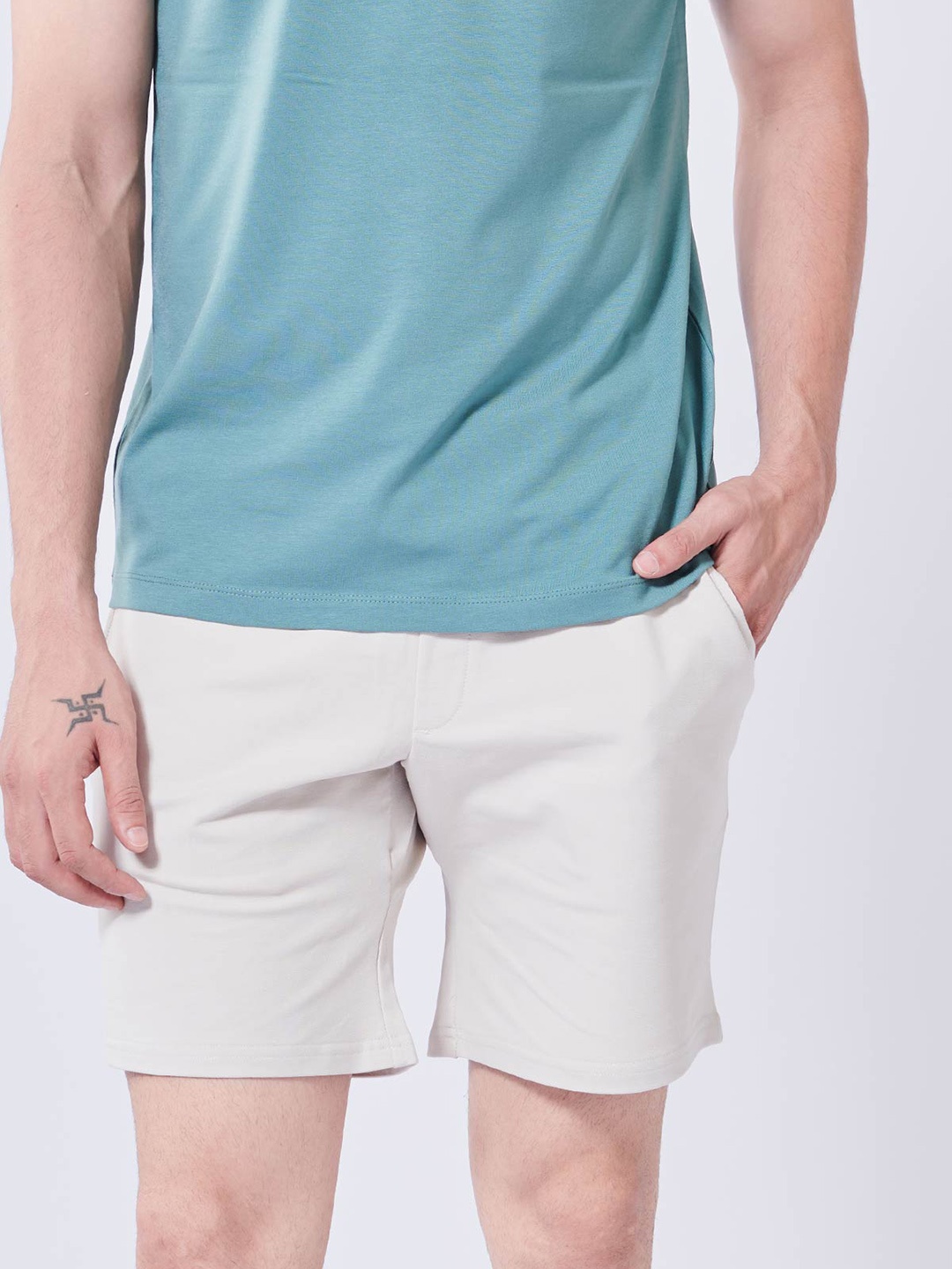 

Beyours Men Mid Raise Above Knee Length Shorts, White