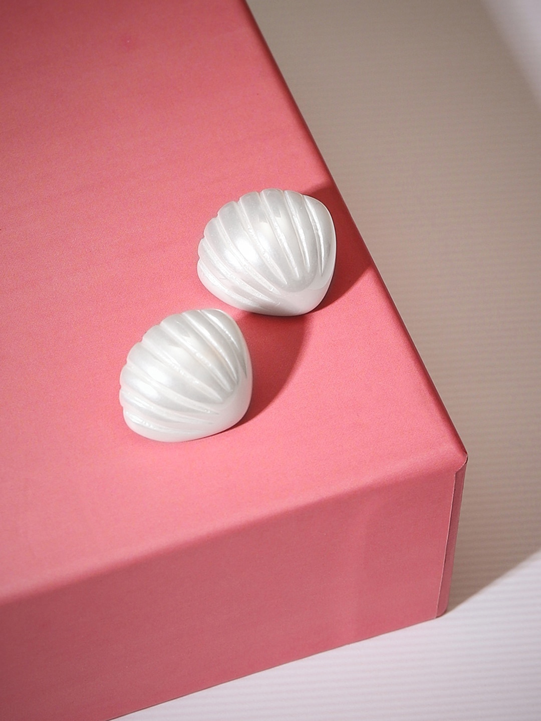 

TOKYO TALKIES X rubans FASHION ACCESSORIES Classic Studs Earrings, White