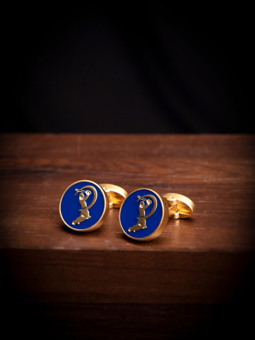

Alvaro Castagnino Gold-Plated Textured Round Shaped Cufflink