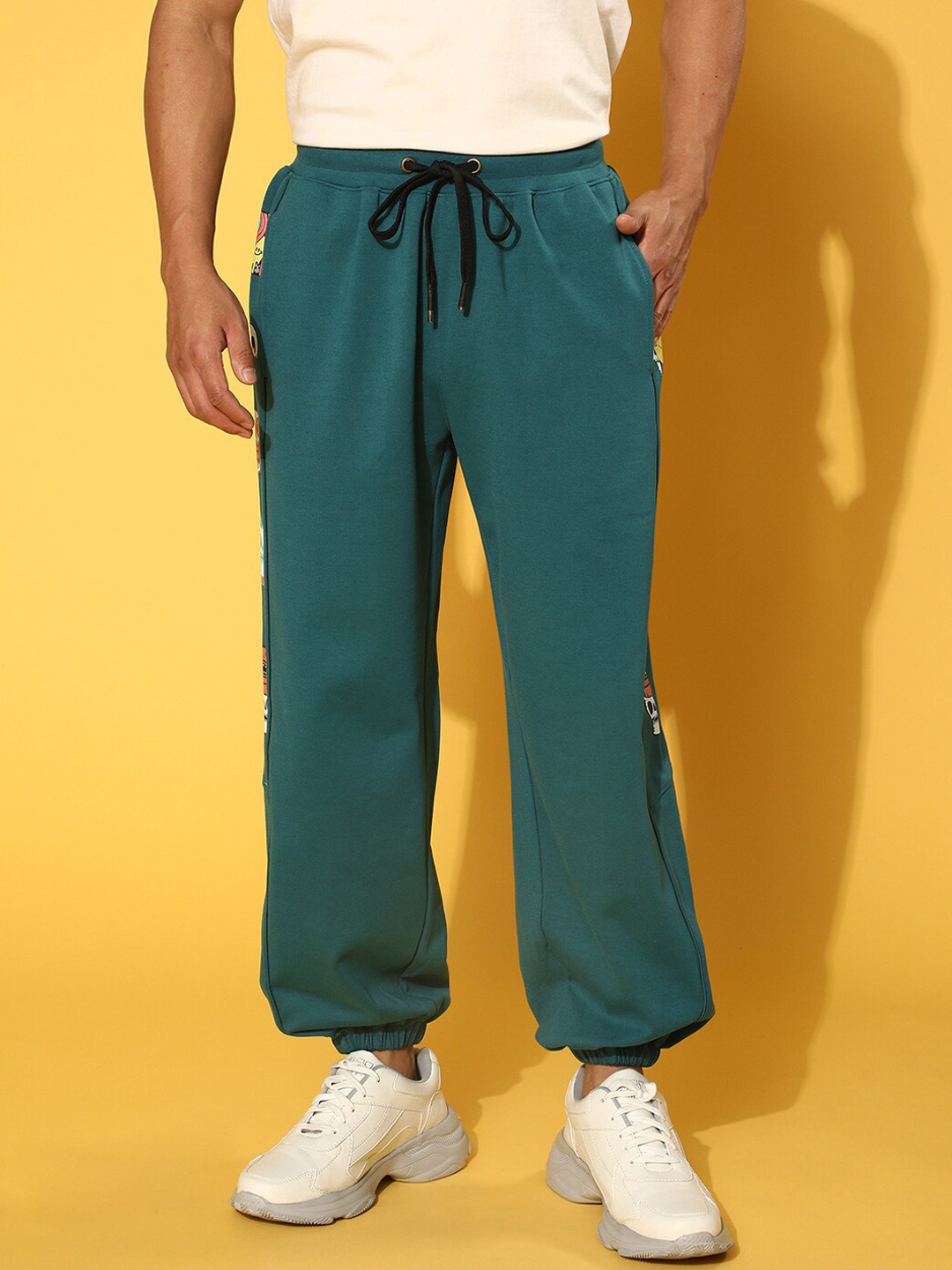 

VEIRDO Men Green Graphic Printed Cotton Joggers