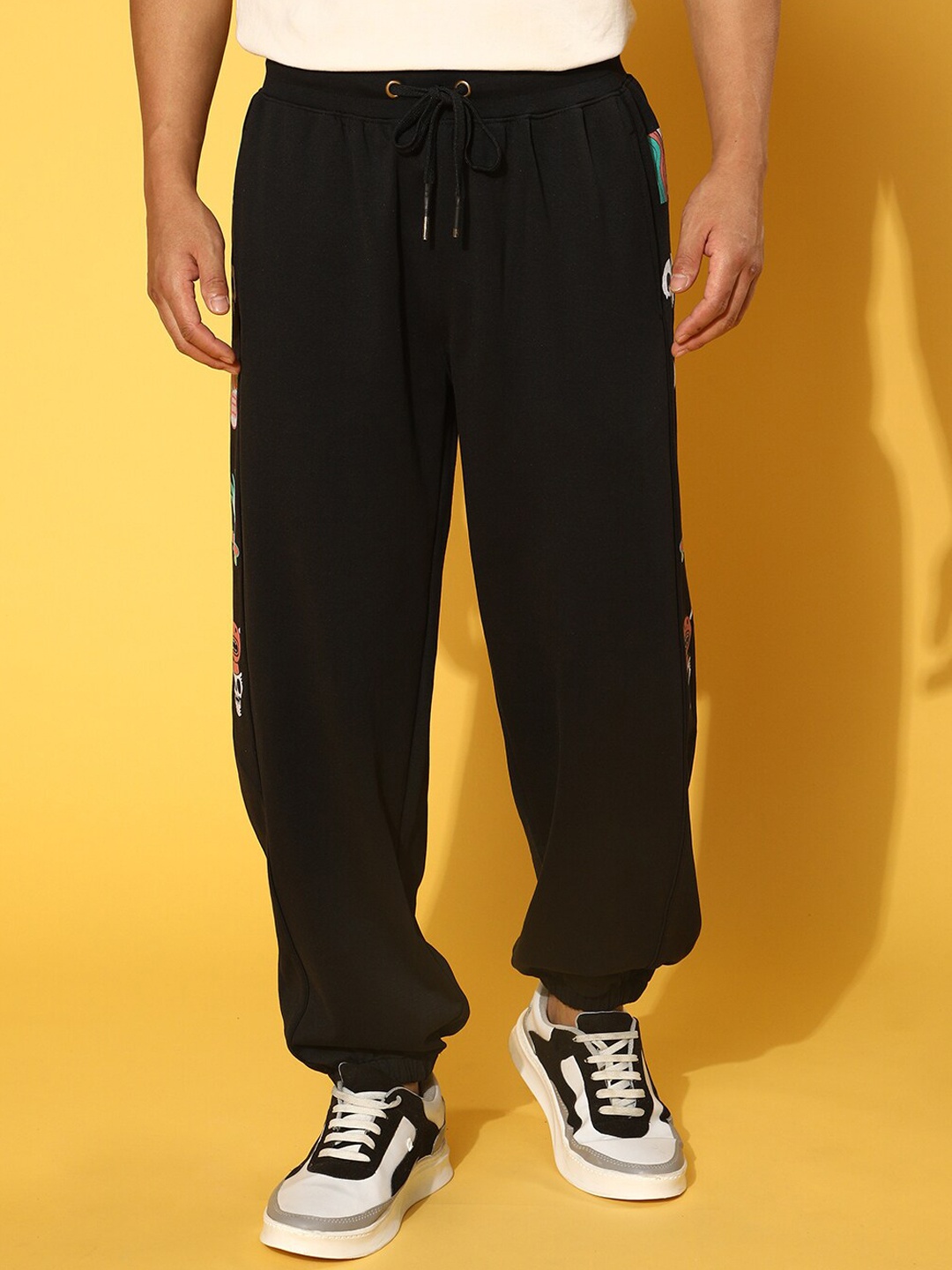 

VEIRDO Men Black Graphic Printed Cotton Joggers