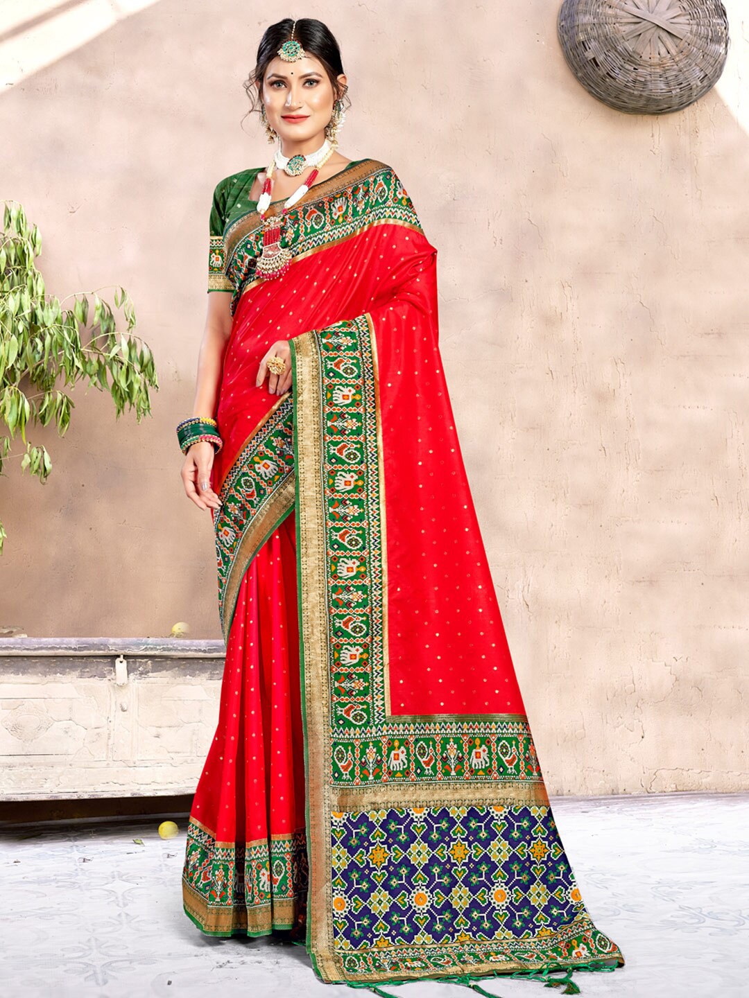 

SANGAM PRINTS Woven Design Zari Saree, Red